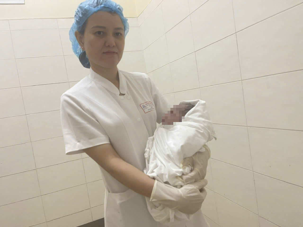 Huế: Điều dưỡng bệnh viện và người đi đường kịp thời giúp sản phụ 'vượt cạn' giữa mưa lũ- Ảnh 3.