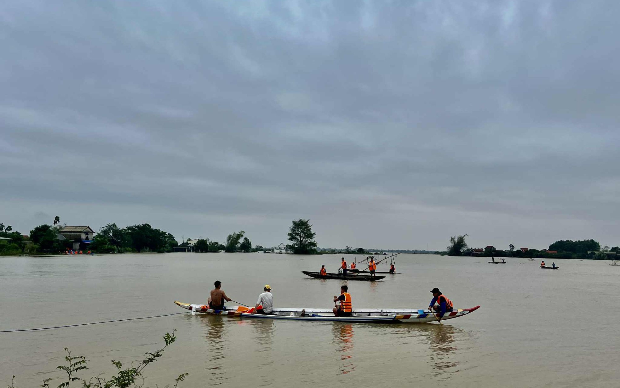Lật ghe, 2 cha con mất tích- Ảnh 2. Hai thanh niên bị nước cuốn, một người mất tích