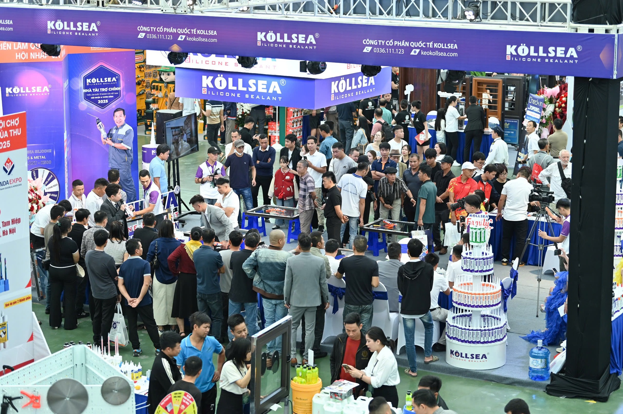 Hội chợ Mùa Thu lần thứ nhất – 2025: Các gian hàng quốc tế hút khách, giao thương sôi động- Ảnh 1. Hội chợ Mùa Thu lần thứ nhất – 2025: Các gian hàng quốc tế hút khách, giao thương sôi động- Ảnh 1.