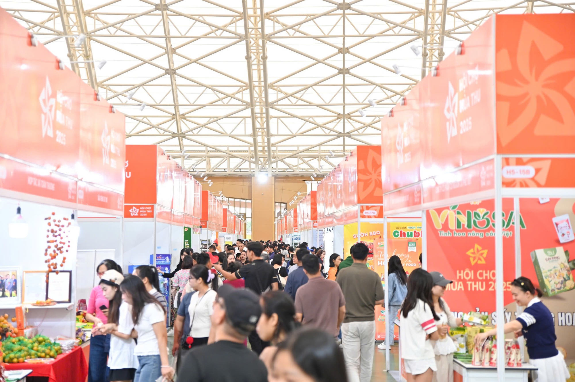 Hội chợ Mùa Thu lần thứ nhất – 2025: Các gian hàng quốc tế hút khách, giao thương sôi động- Ảnh 2. Hội chợ Mùa Thu lần thứ nhất – 2025: Các gian hàng quốc tế hút khách, giao thương sôi động- Ảnh 2.