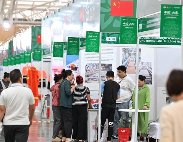 Hội chợ Mùa Thu lần thứ nhất – 2025: Các gian hàng quốc tế hút khách, giao thương sôi động- Ảnh 3. Hội chợ Mùa Thu lần thứ nhất – 2025: Các gian hàng quốc tế hút khách, giao thương sôi động- Ảnh 3.