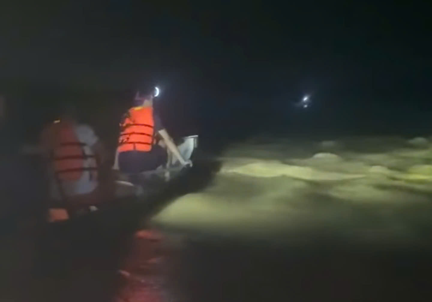 Lật ghe, 2 cha con mất tích- Ảnh 1. Lật ghe, 2 cha con mất tích- Ảnh 1.