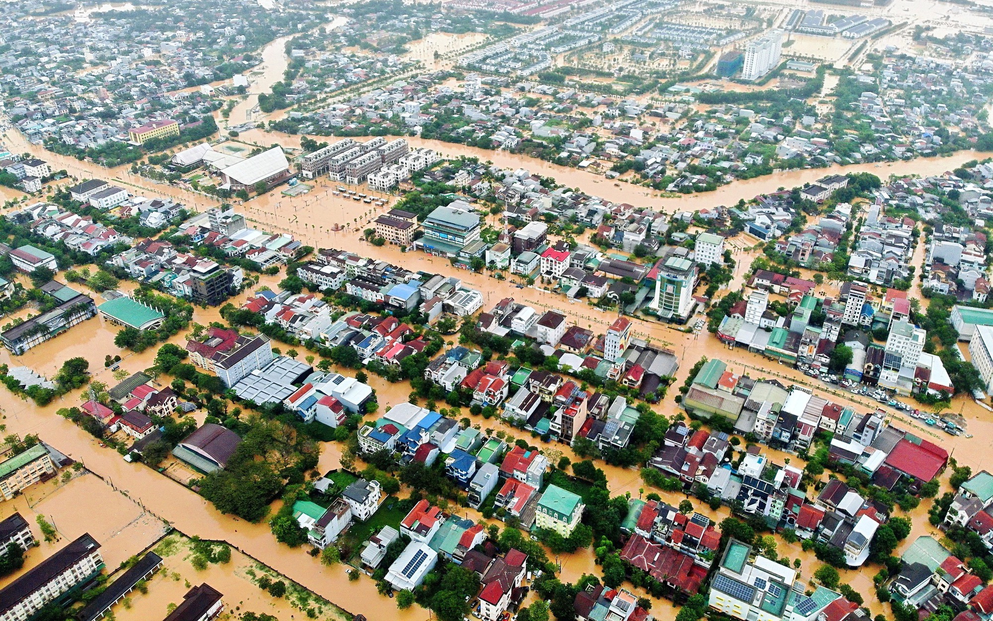 Mưa lũ miền Trung làm 16 người chết và mất tích, hơn 127 nghìn ngôi nhà bị nhấn chìm- Ảnh 1. Hỗ trợ khẩn cấp 350 tỷ đồng cho TP Huế, Quảng Trị, Quảng Ngãi khắc phục thiệt hại mưa lũ