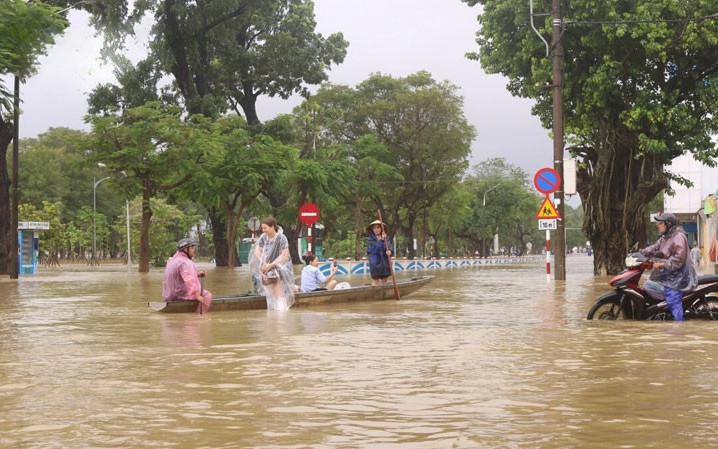Lũ trên sông ở Huế và Đà Nẵng lại tiếp tục lên- Ảnh 1. Lũ trên sông ở Huế và Đà Nẵng lại tiếp tục lên- Ảnh 1.