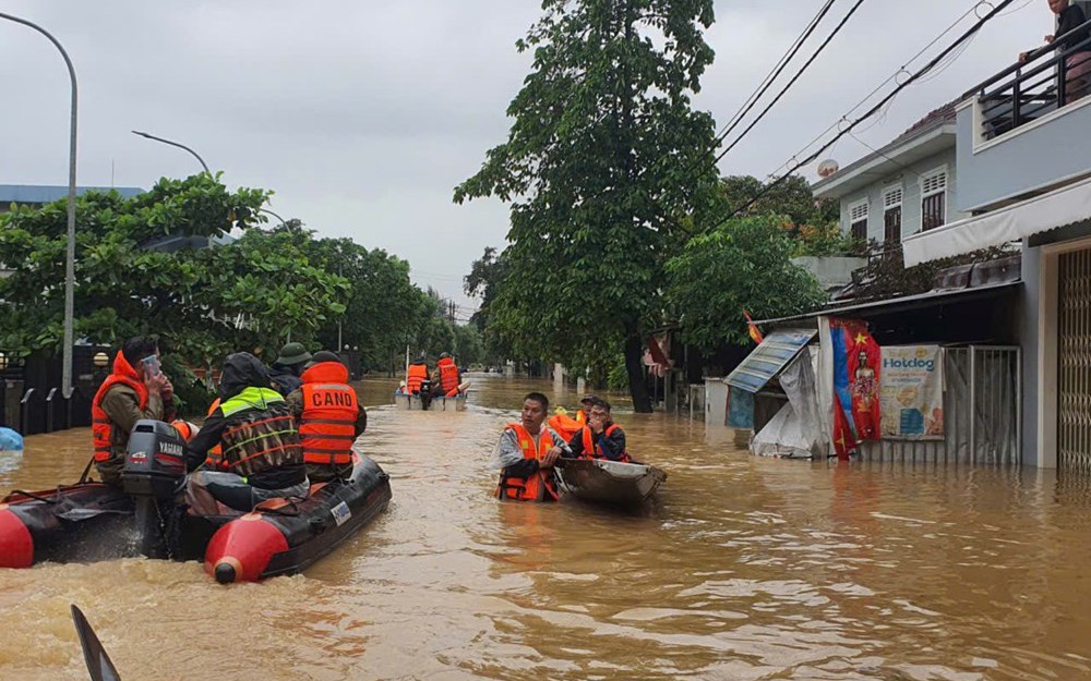 Mưa lớn dịch chuyển ra Nghệ An đến Quảng Trị- Ảnh 1. Mưa lớn vẫn chưa kết thúc, nhiều nơi ở miền Trung còn ngập sâu