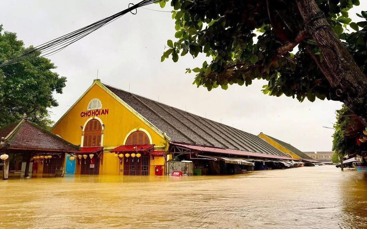 Mưa lũ giảm nhưng nhiều nơi vẫn ngập sâu, lũ sông Thu Bồn vượt mốc lịch sử 1964- Ảnh 1. Mưa lũ miền Trung làm 16 người chết và mất tích, hơn 127 nghìn ngôi nhà bị nhấn chìm