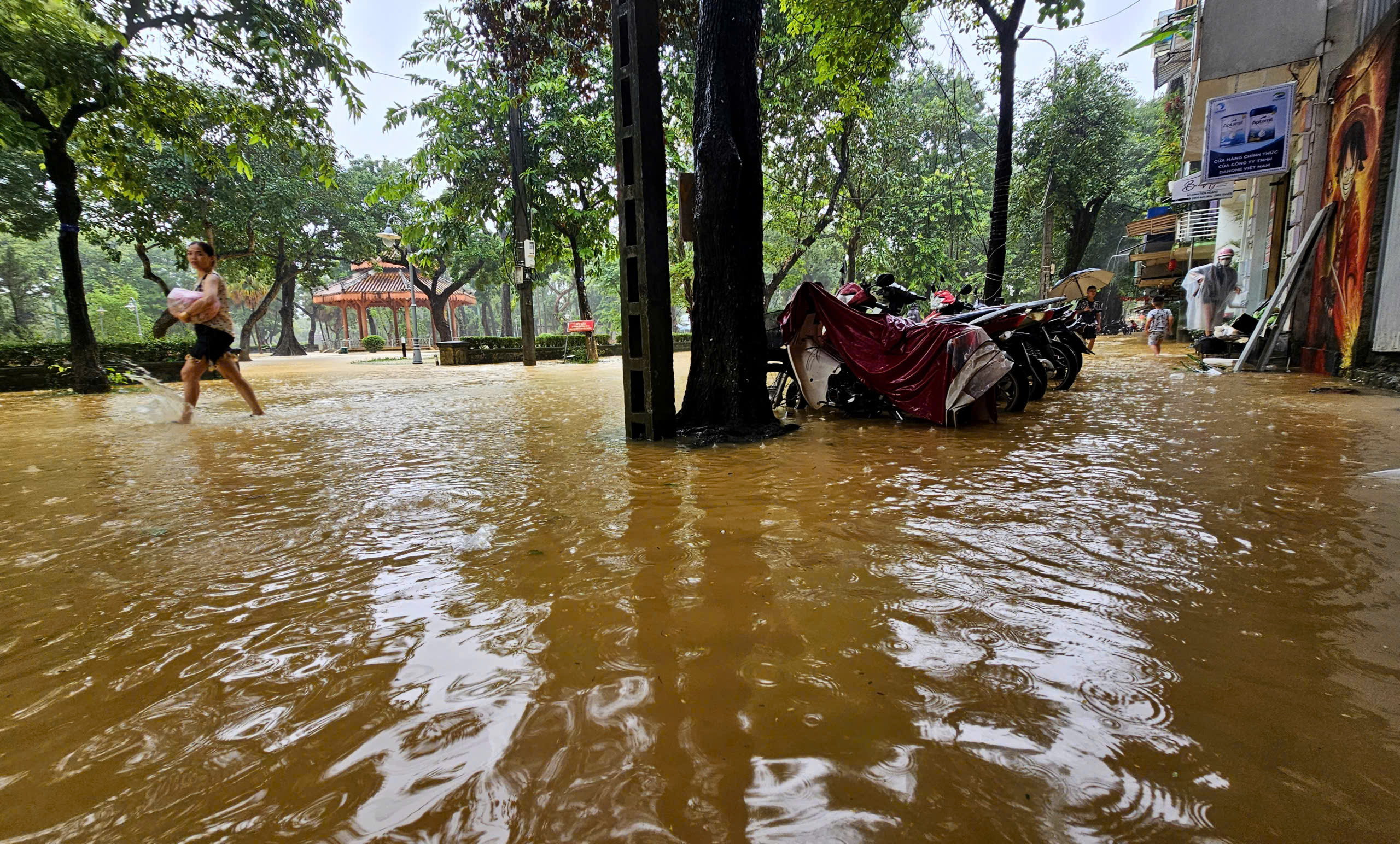 Lũ bủa vây Kinh thành Huế, người dân gồng mình giữa biển nước- Ảnh 4. Lũ bủa vây Kinh thành Huế, người dân gồng mình giữa biển nước- Ảnh 4.