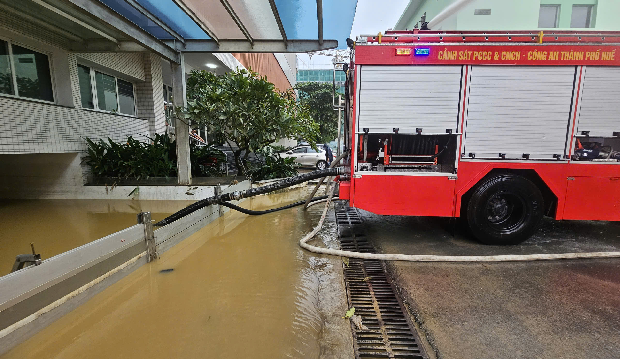 Lũ bủa vây Kinh thành Huế, người dân gồng mình giữa biển nước- Ảnh 9. Lũ bủa vây Kinh thành Huế, người dân gồng mình giữa biển nước- Ảnh 9.