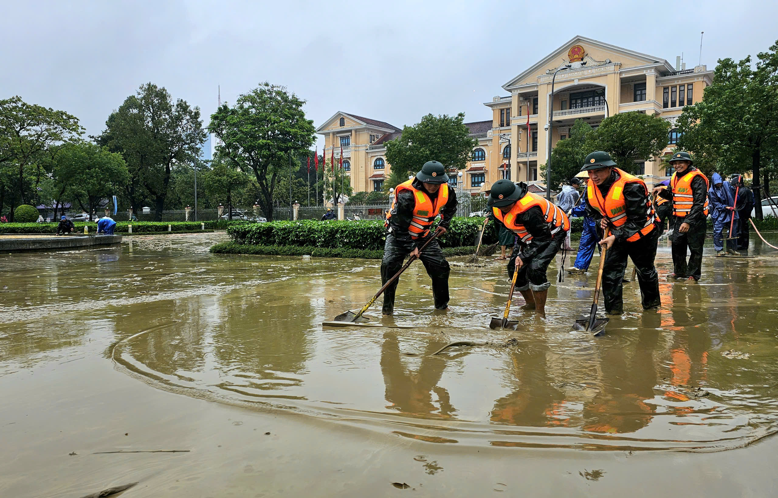 Lũ bủa vây Kinh thành Huế, người dân gồng mình giữa biển nước- Ảnh 8. Lũ bủa vây Kinh thành Huế, người dân gồng mình giữa biển nước- Ảnh 8.