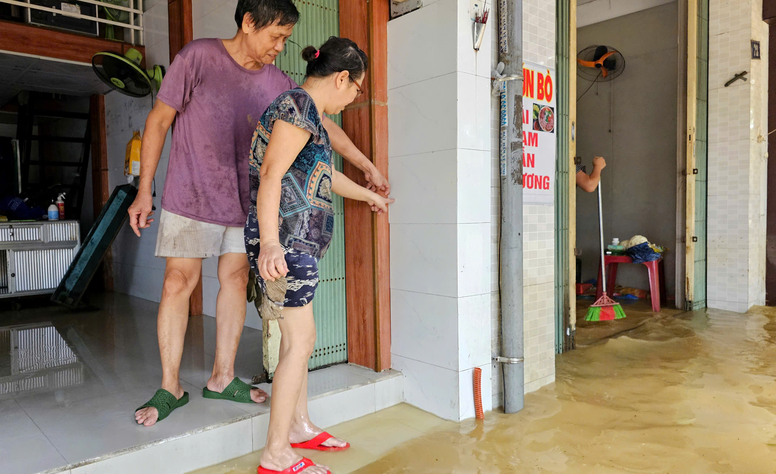 Lũ bủa vây Kinh thành Huế, người dân gồng mình giữa biển nước- Ảnh 7. Lũ bủa vây Kinh thành Huế, người dân gồng mình giữa biển nước- Ảnh 7.