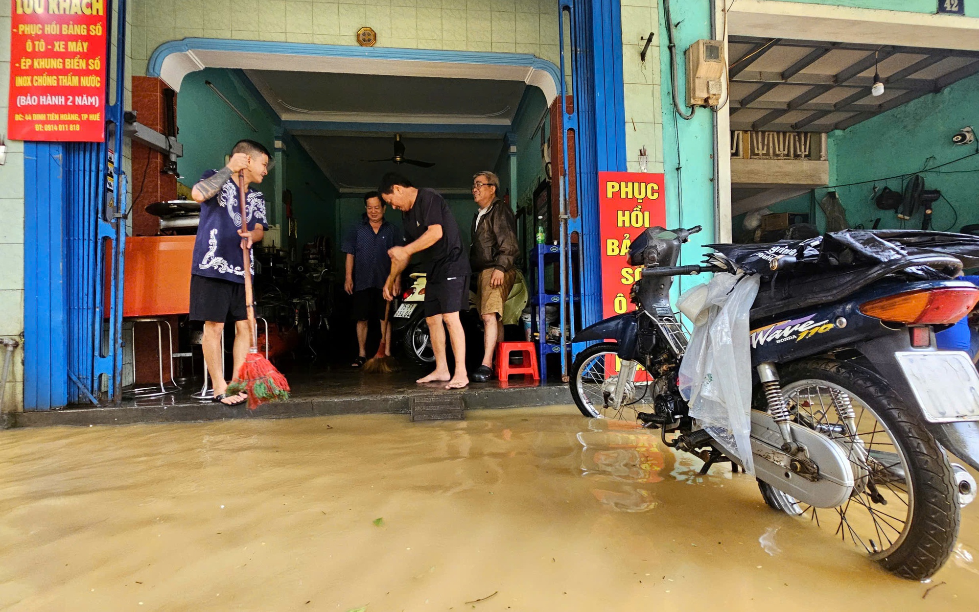 Hai thanh niên bị nước cuốn, một người mất tích- Ảnh 2. Lũ bủa vây Kinh thành Huế, người dân gồng mình giữa biển nước