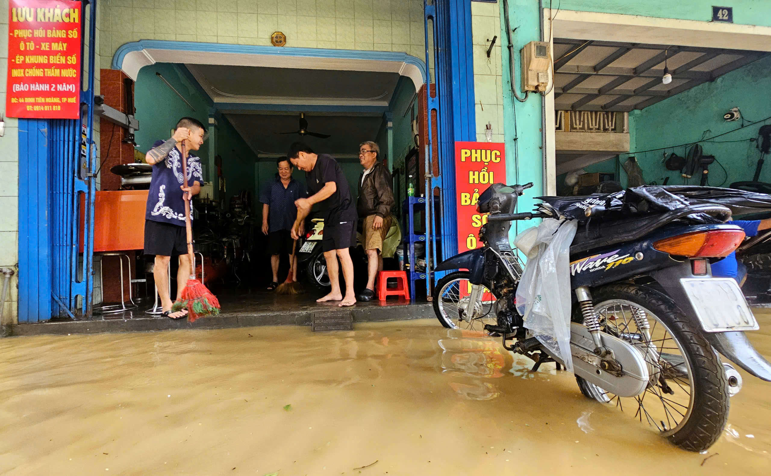 Lũ bủa vây Kinh thành Huế, người dân gồng mình giữa biển nước- Ảnh 3. Lũ bủa vây Kinh thành Huế, người dân gồng mình giữa biển nước- Ảnh 3.