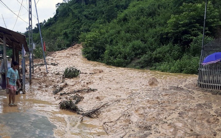 Duy trì mưa lớn trên 500mm, nhiều khu vực của miền Trung đối mặt với rủi ro lũ quét và sạt lở