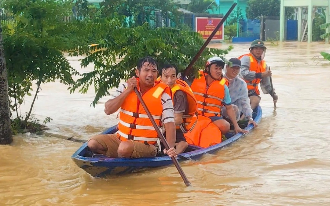 Mưa lũ nghiêm trọng ở miền Trung: Hơn 100.000 ngôi nhà ngập sâu, hàng chục nghìn người sơ tán