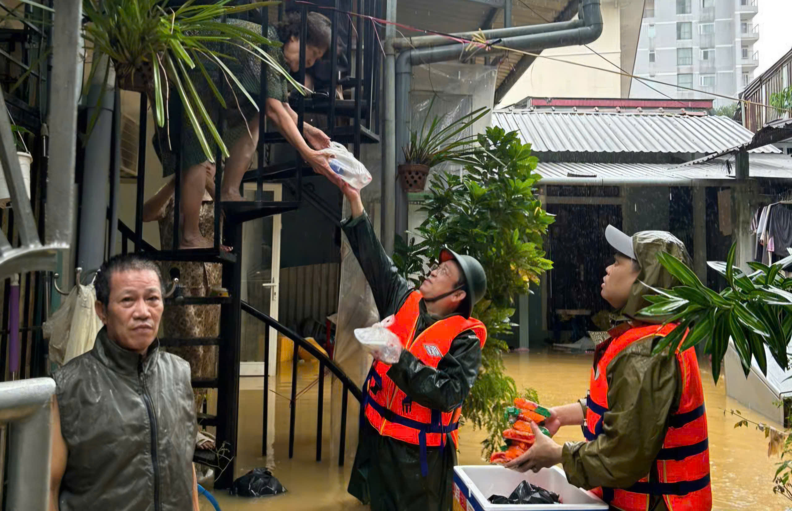 Tình người trong cơn lũ lịch sử- Ảnh 6. Tình người trong cơn lũ lịch sử- Ảnh 6.