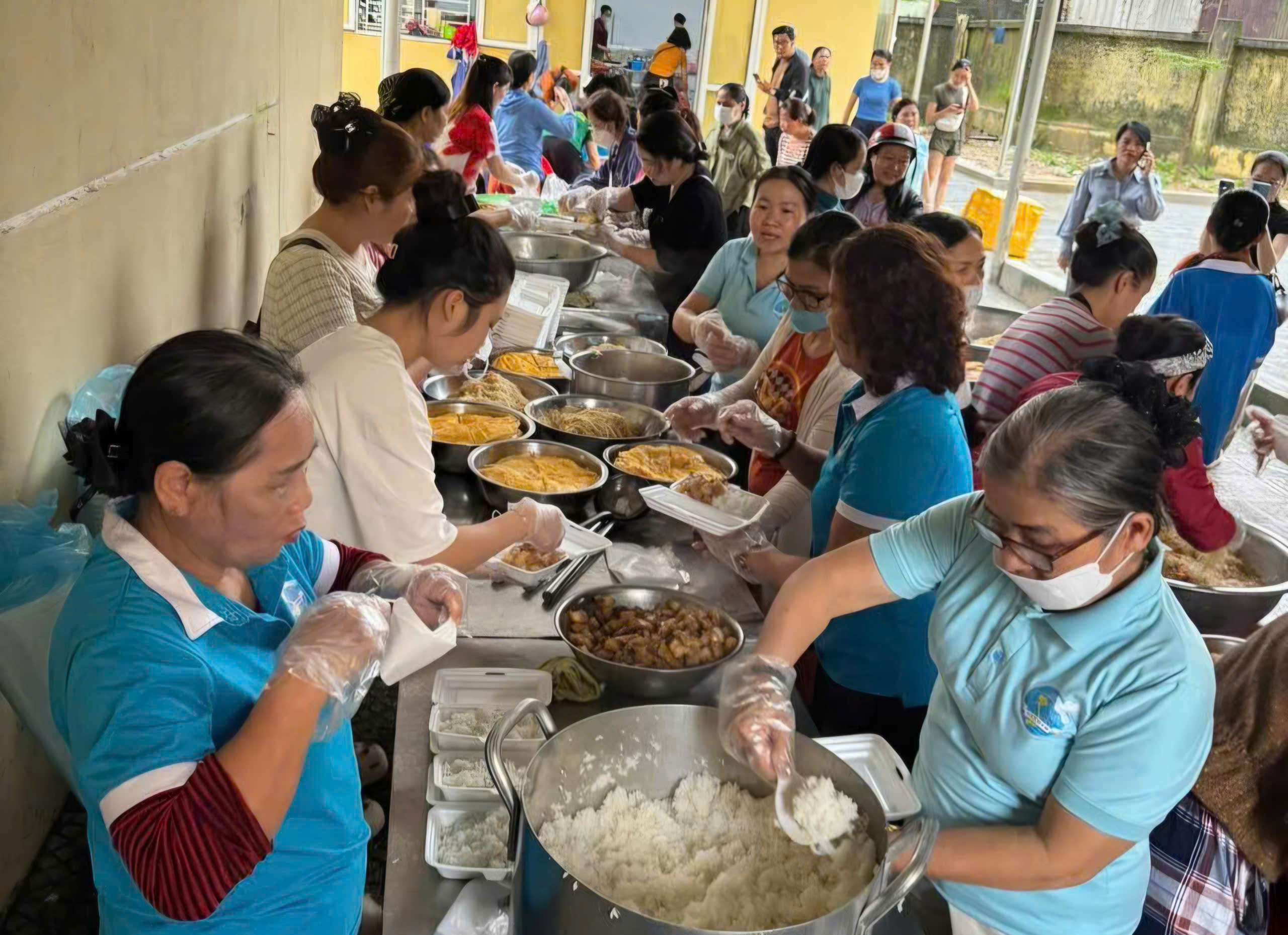 Tình người trong cơn lũ lịch sử- Ảnh 5. Tình người trong cơn lũ lịch sử- Ảnh 5.