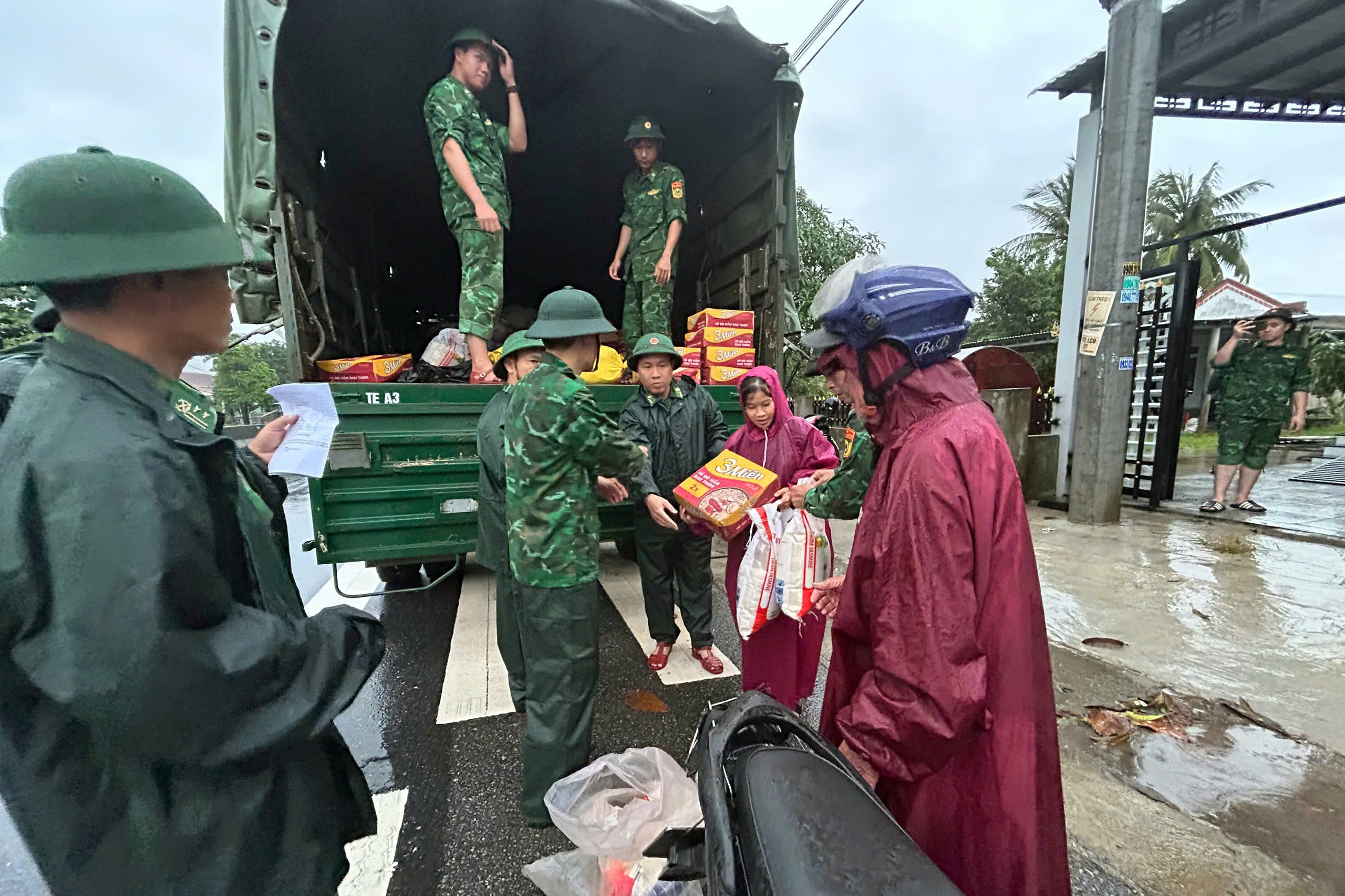 Tình người trong cơn lũ lịch sử- Ảnh 1. Tình người trong cơn lũ lịch sử- Ảnh 1.