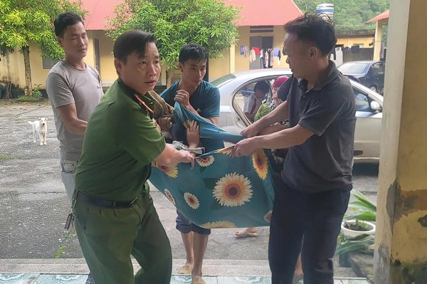 Công an Tuyên Quang kịp thời đưa sản phụ đi sinh an toàn trong mưa lũ- Ảnh 2.