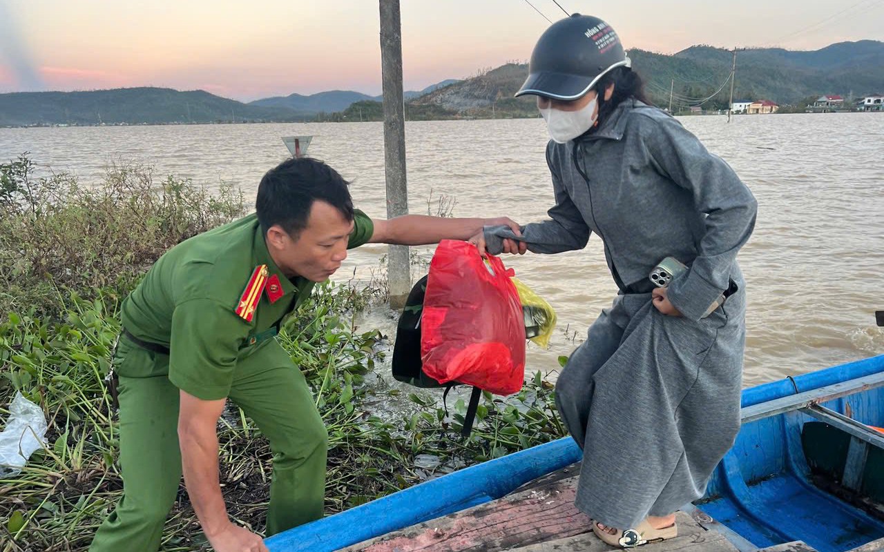 Công an xã vượt lũ giải cứu mẹ con sơ sinh bị cô lập