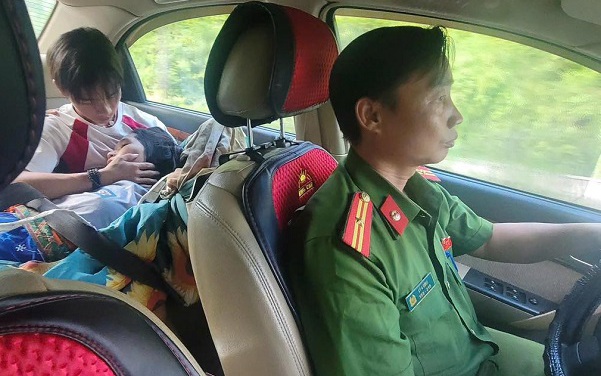 Công an Tuyên Quang kịp thời đưa sản phụ đi sinh an toàn trong mưa lũ