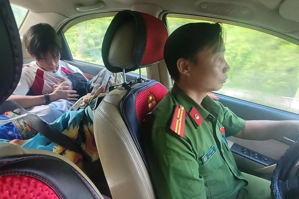 Công an Tuyên Quang kịp thời đưa sản phụ đi sinh an toàn trong mưa lũ- Ảnh 1.