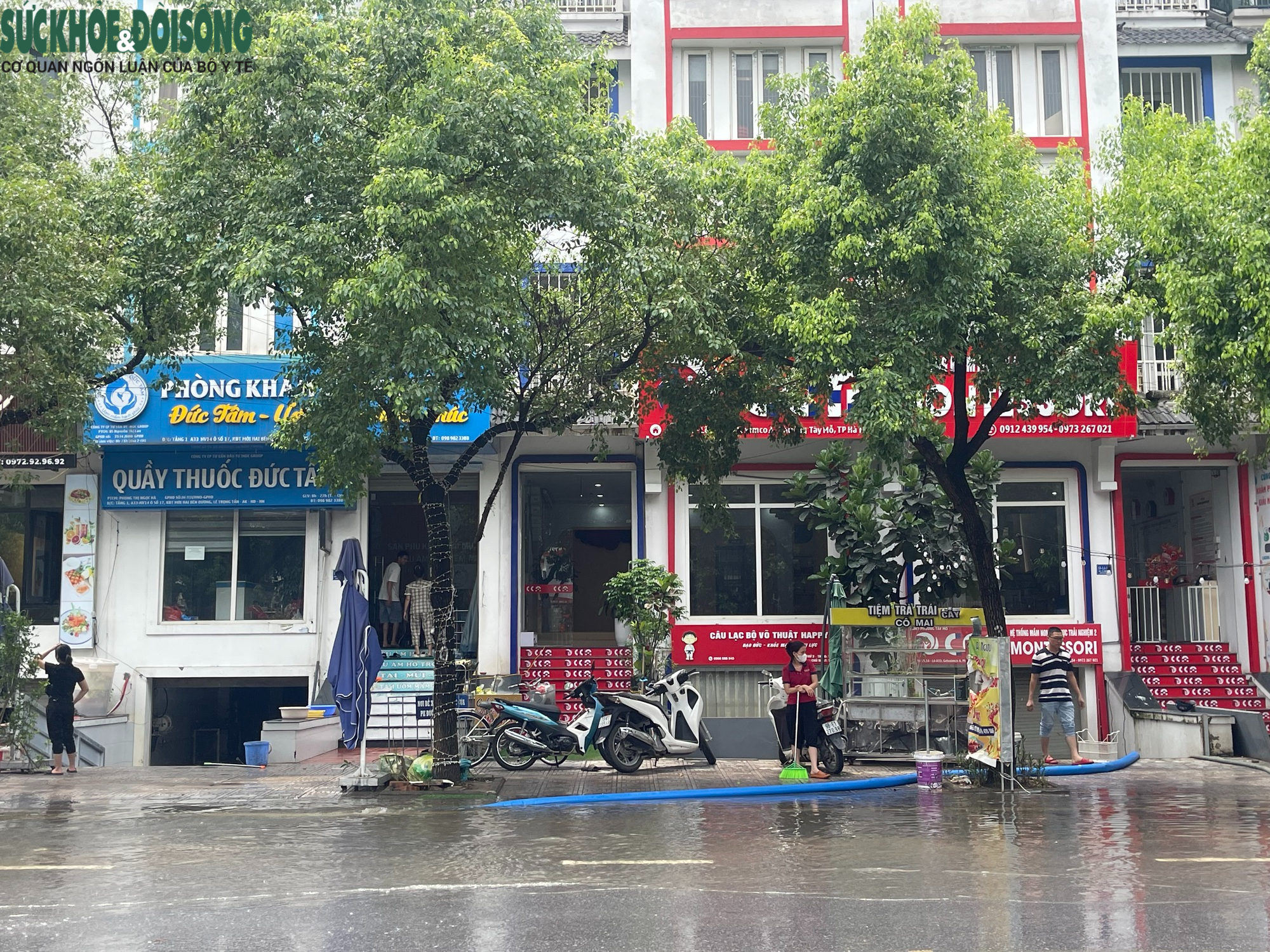 Người dân 'ốc đảo triệu đô' ở Hà Nội tất bật dọn nhà sau ngập lụt- Ảnh 1.
