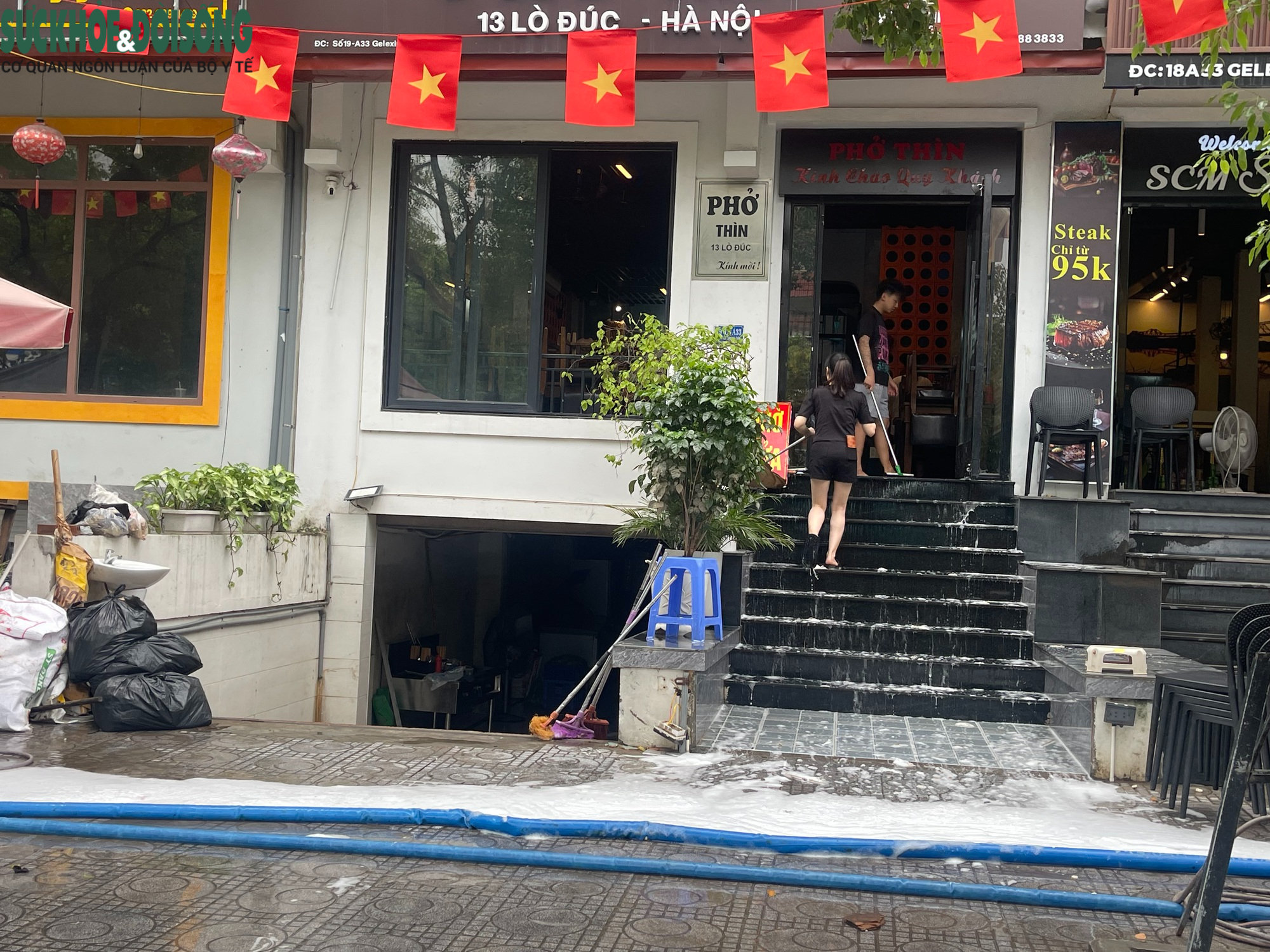 Người dân 'ốc đảo triệu đô' ở Hà Nội tất bật dọn nhà sau ngập lụt- Ảnh 2.