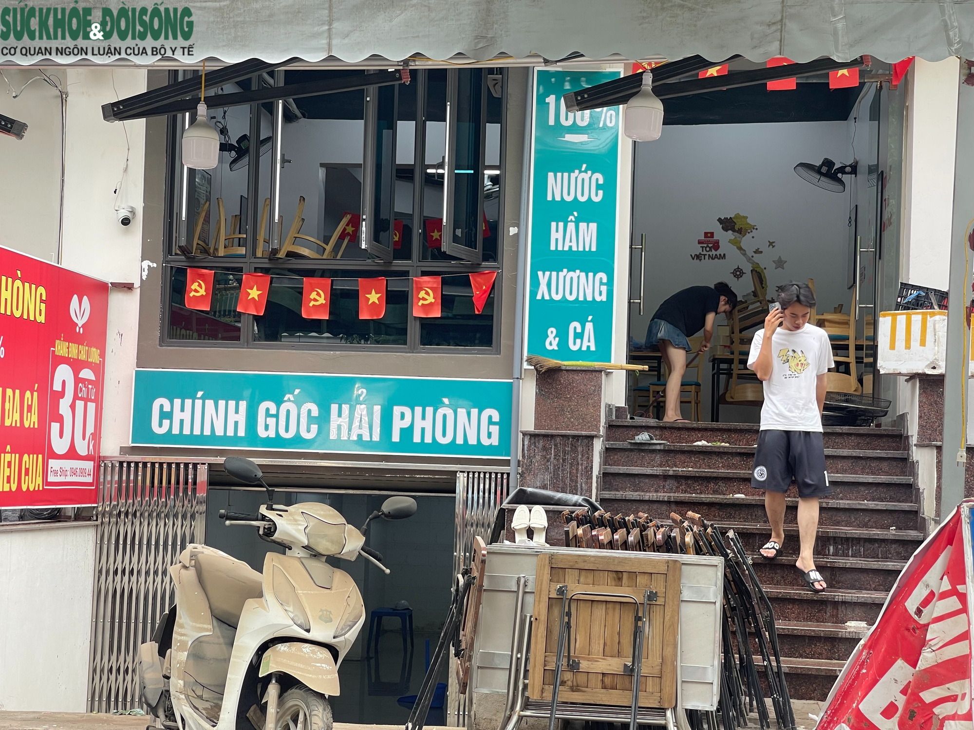 Người dân 'ốc đảo triệu đô' ở Hà Nội tất bật dọn nhà sau ngập lụt- Ảnh 3.