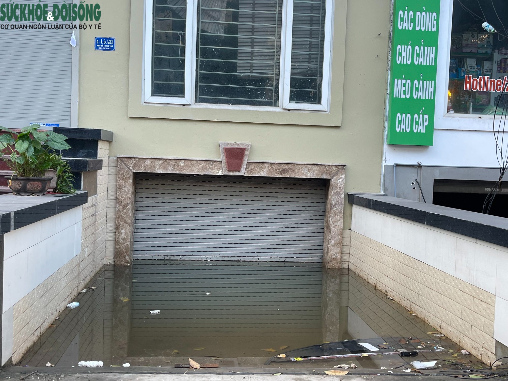 Người dân 'ốc đảo triệu đô' ở Hà Nội tất bật dọn nhà sau ngập lụt- Ảnh 8.