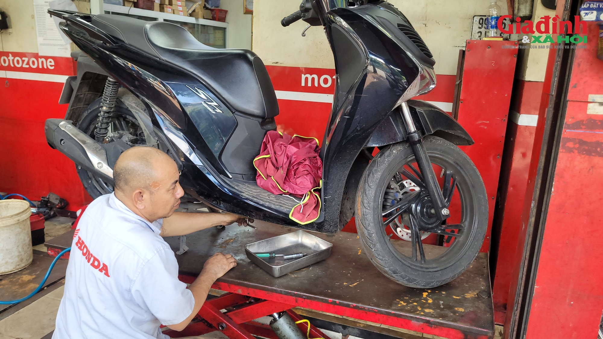 Hàng loạt xe máy ngập nước, cửa hàng sửa xe từ chối nhận bảo dưỡng định kỳ vì quá đông- Ảnh 2.