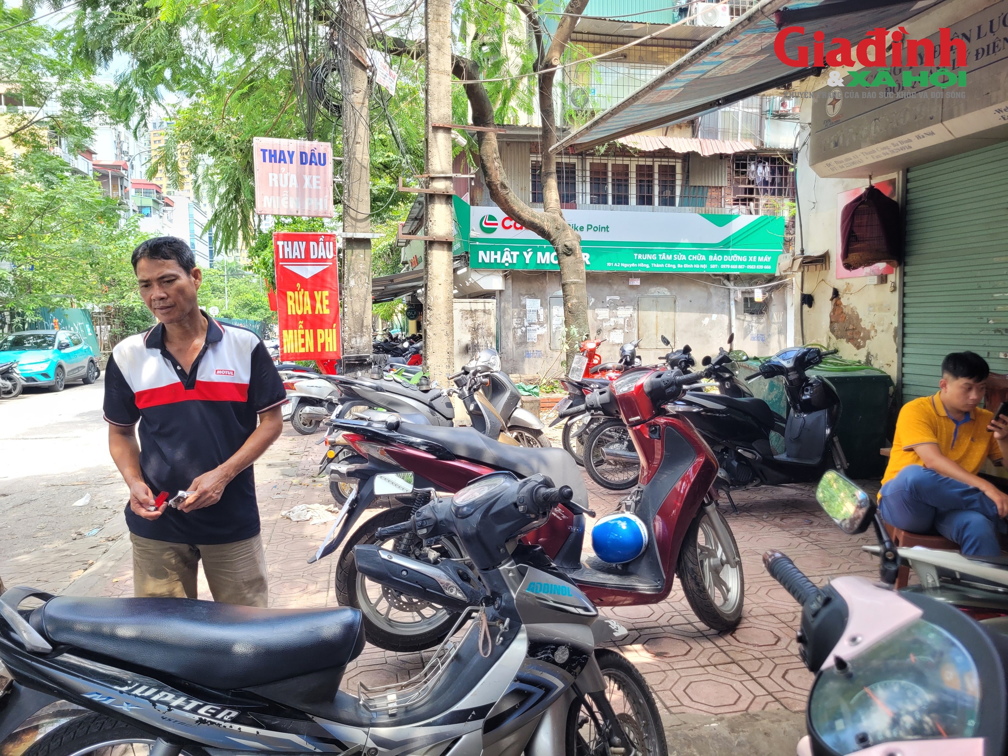 Hàng loạt xe máy ngập nước, cửa hàng sửa xe từ chối nhận bảo dưỡng định kỳ vì quá đông- Ảnh 4.