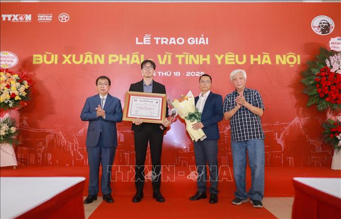 Giải thưởng Bùi Xuân Phái 2025 vinh danh nhạc sĩ Trần Tiến- Ảnh 4. Giải thưởng Bùi Xuân Phái 2025 vinh danh nhạc sĩ Trần Tiến- Ảnh 4.