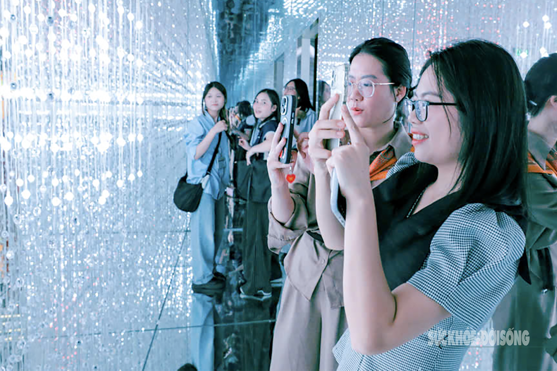 Giới trẻ thích thú được chạm tay vào 'vũ trụ thu nhỏ'- Ảnh 10.