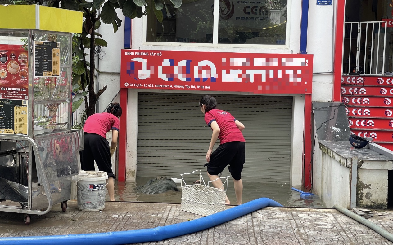 Người dân &quot;ốc đảo triệu đô&quot; ở Hà Nội tất bật dọn nhà sau ngập lụt