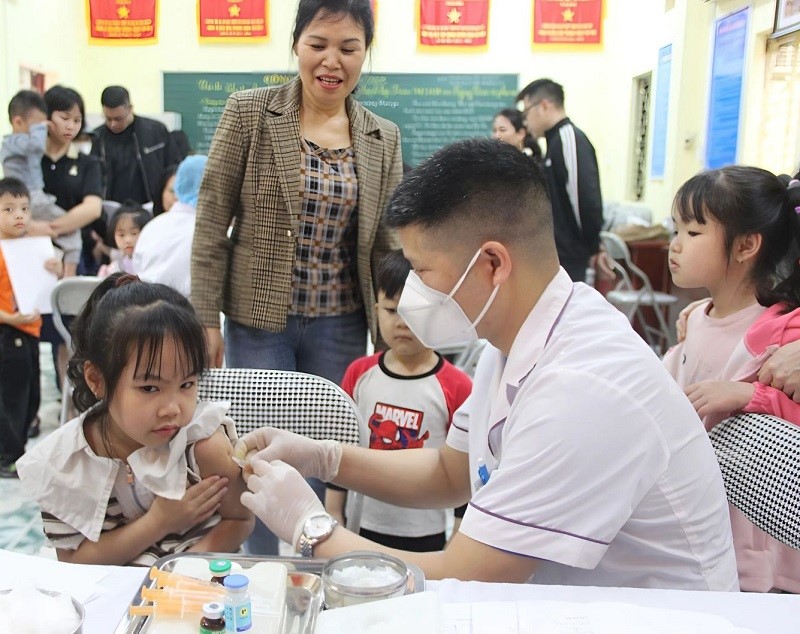 Lạng Sơn hoàn thành chiến dịch tiêm vaccine phòng sởi năm 2025- Ảnh 2. Lạng Sơn hoàn thành chiến dịch tiêm vaccine phòng sởi năm 2025- Ảnh 2.