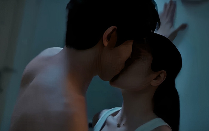 Cảnh 'nóng' của 'tổng tài' Denis Đặng và Việt Hoa gây tranh cãi trong 'Gió ngang khoảng trời xanh'- Ảnh 1.