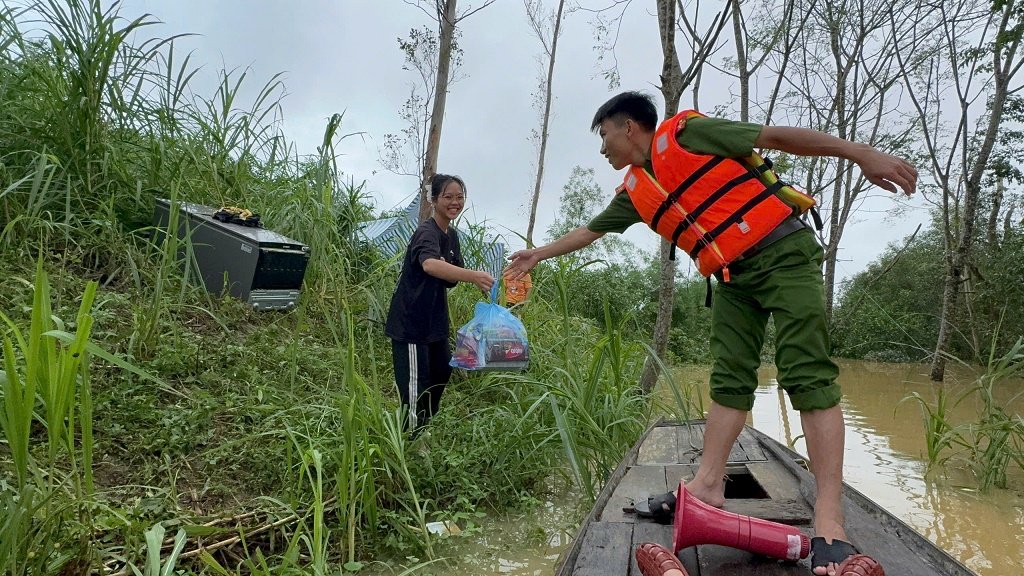 Những chuyến hàng cứu trợ đến với bà con vùng lũ Nghệ An- Ảnh 5.