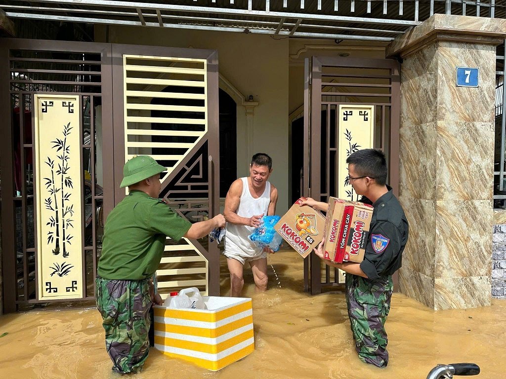 Những chuyến hàng cứu trợ đến với bà con vùng lũ Nghệ An- Ảnh 4.
