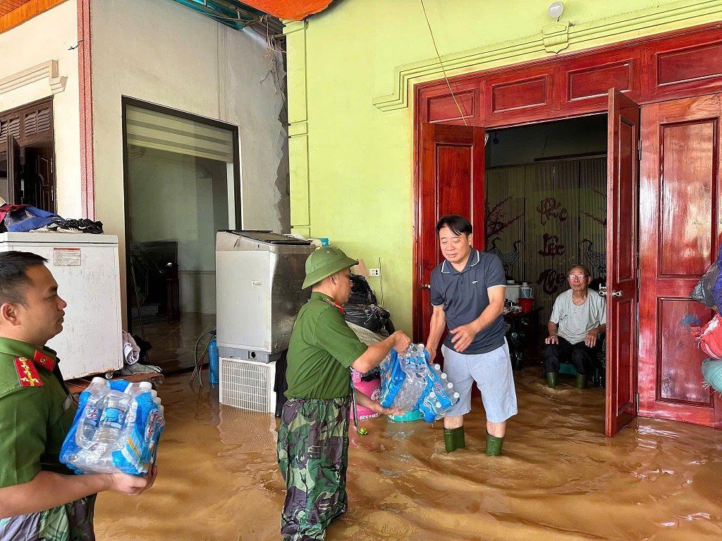 Những chuyến hàng cứu trợ đến với bà con vùng lũ Nghệ An- Ảnh 7.