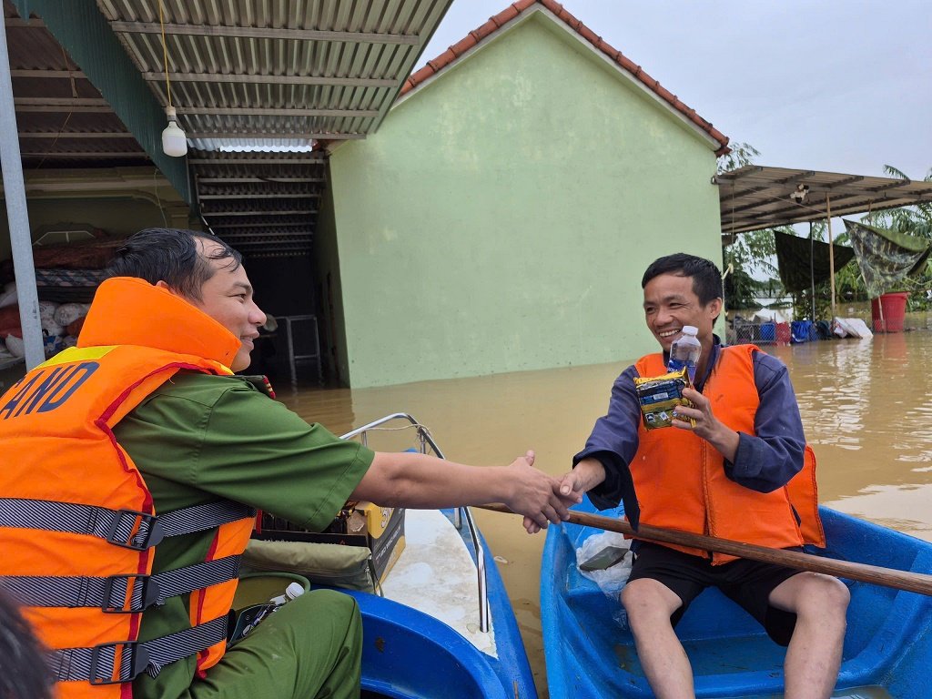 Những chuyến hàng cứu trợ đến với bà con vùng lũ Nghệ An- Ảnh 1.