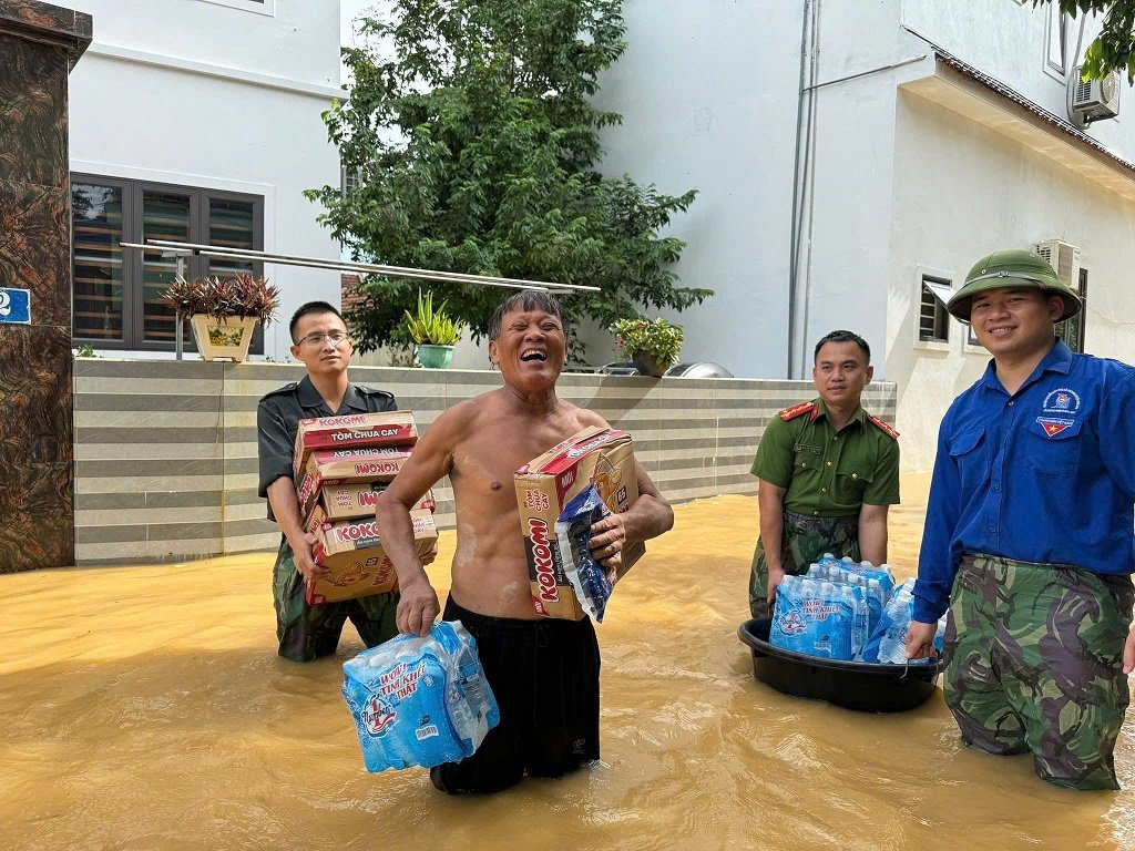 Những chuyến hàng cứu trợ đến với bà con vùng lũ Nghệ An- Ảnh 6.