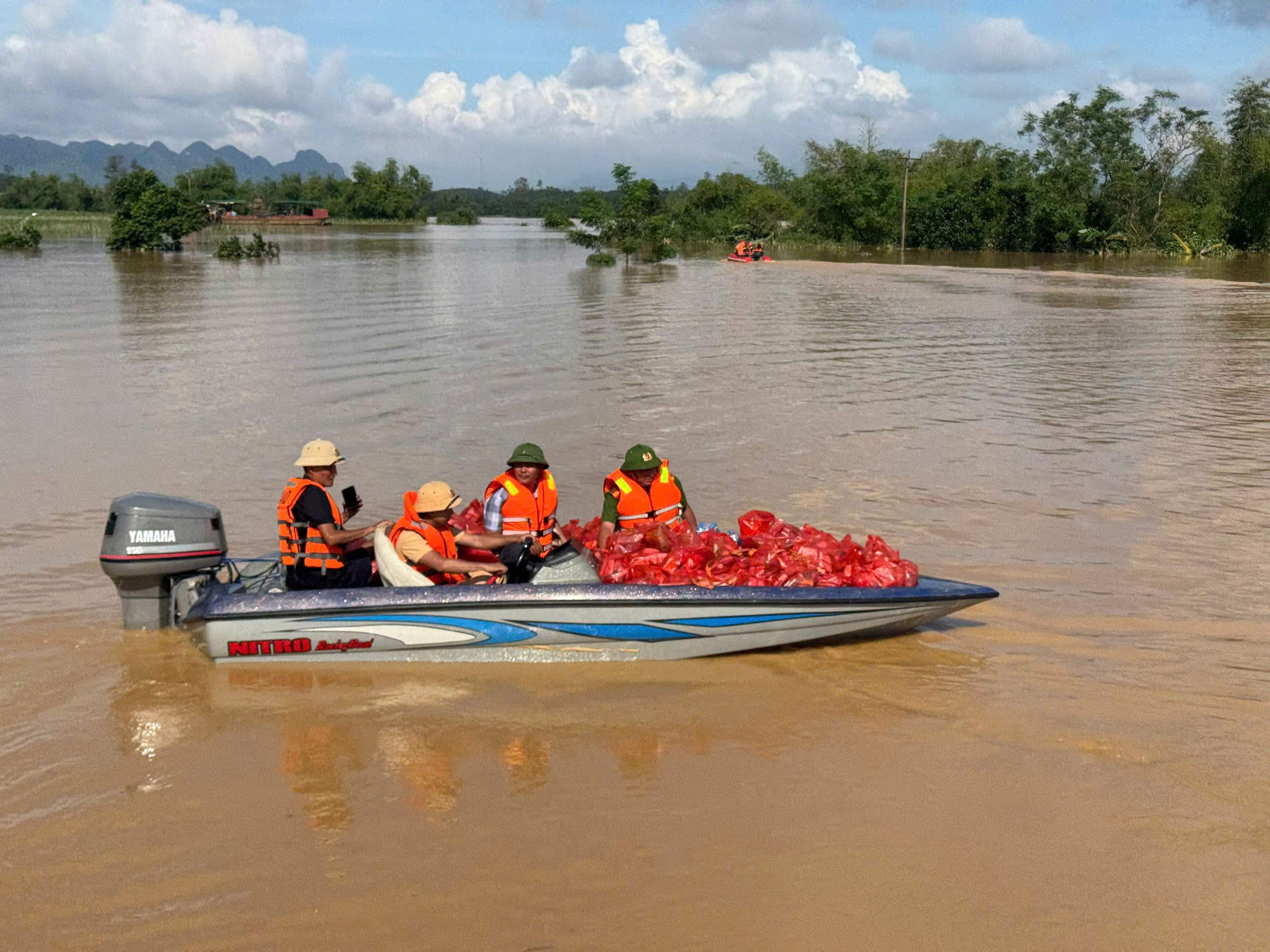 Những chuyến hàng cứu trợ đến với bà con vùng lũ Nghệ An- Ảnh 2.