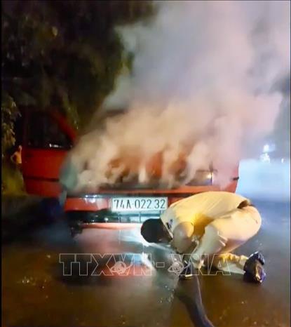 Giải cứu 2 người trên xe ô tô đang bốc cháy- Ảnh 1.