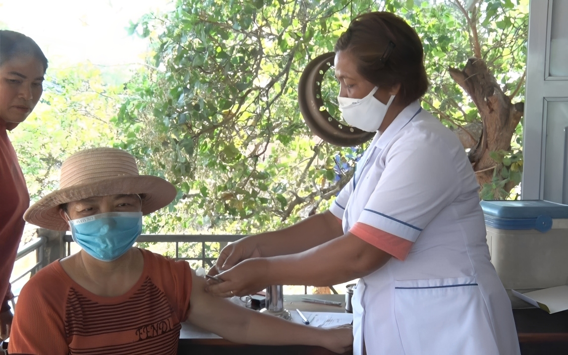 Chiêm Hóa phấn đấu đạt tỷ lệ trên 95% trẻ em được tiêm chủng đầy đủ- Ảnh 2. "Lá chắn" tiêm chủng ở buôn làng