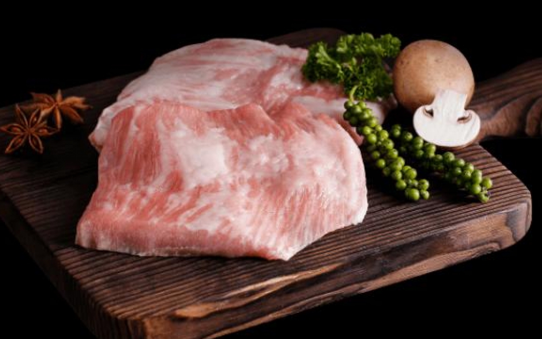 Có nên ăn thịt lợn nọng thay thế thịt lợn nạc không?