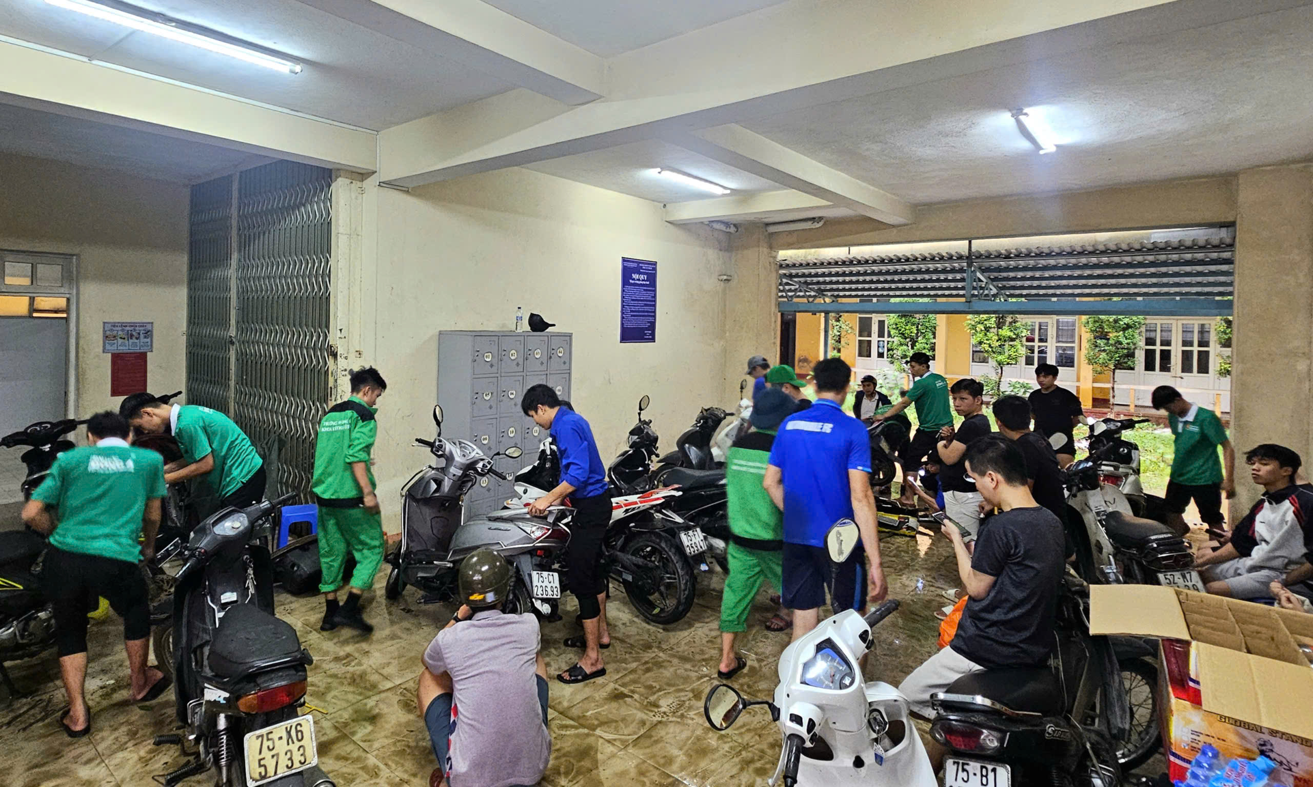 Lũ rút, 'bác sĩ xe máy' mang đồ nghề ra Huế giúp dân- Ảnh 1.