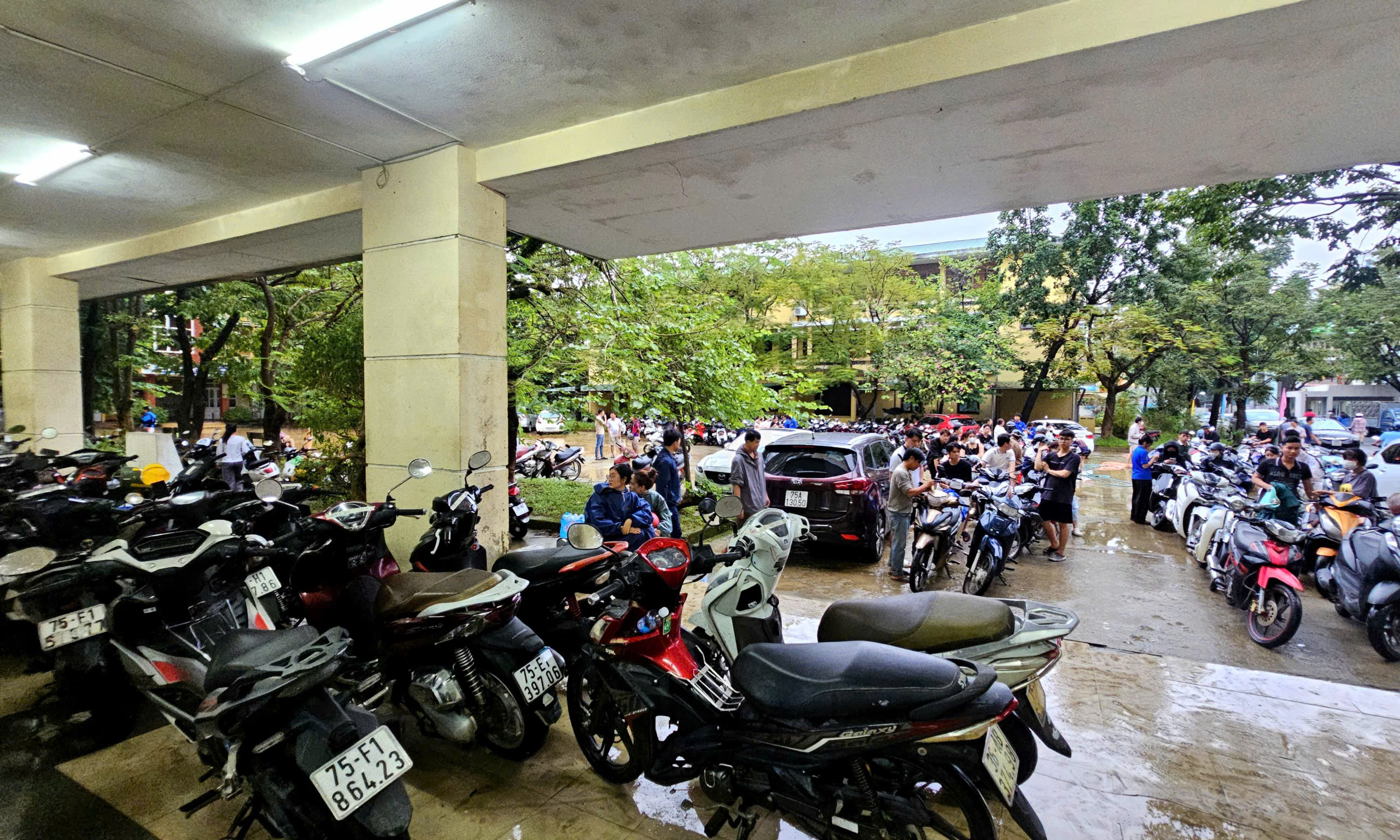 Lũ rút, 'bác sĩ xe máy' mang đồ nghề ra Huế giúp dân- Ảnh 3.