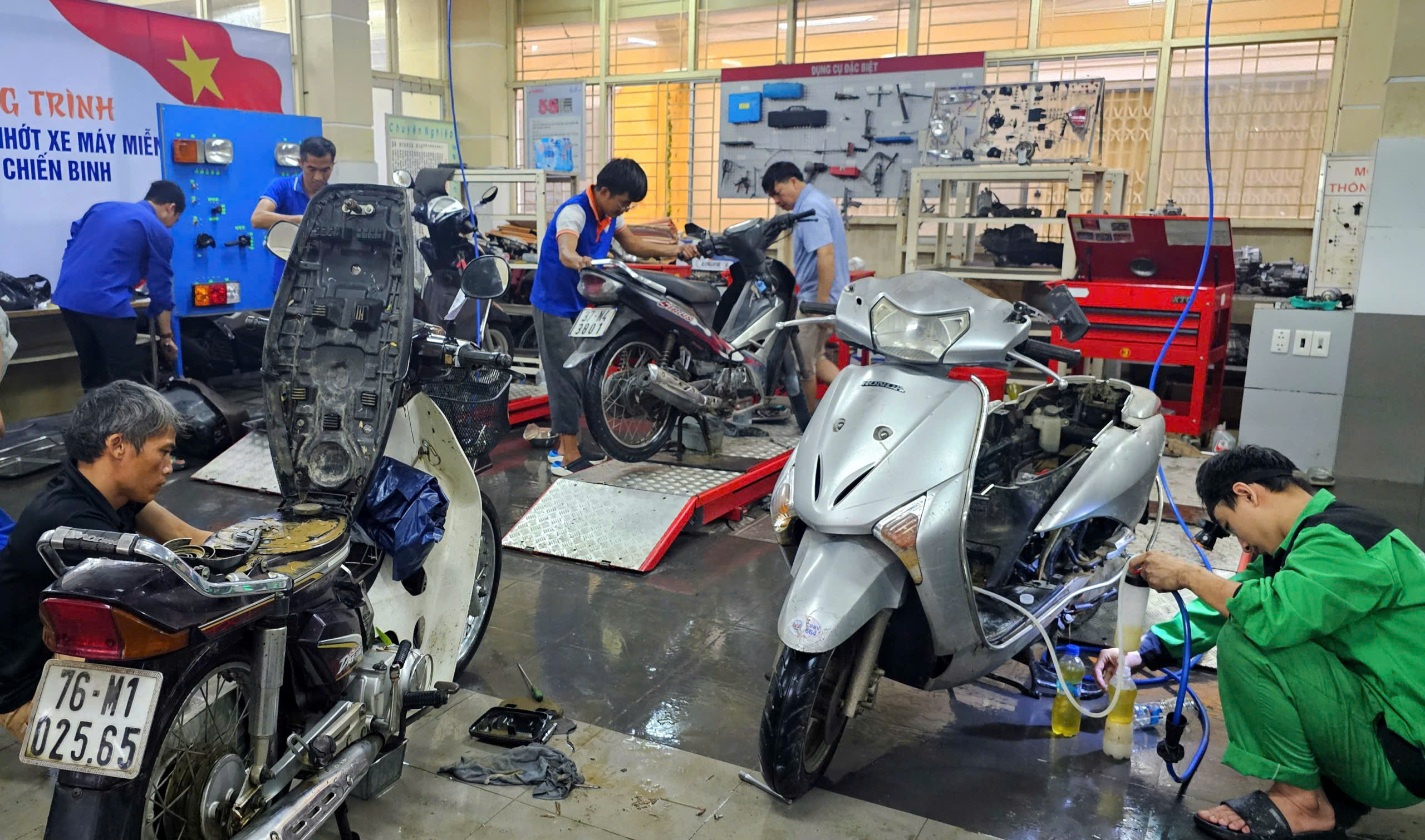 Lũ rút, 'bác sĩ xe máy' mang đồ nghề ra Huế giúp dân- Ảnh 2.