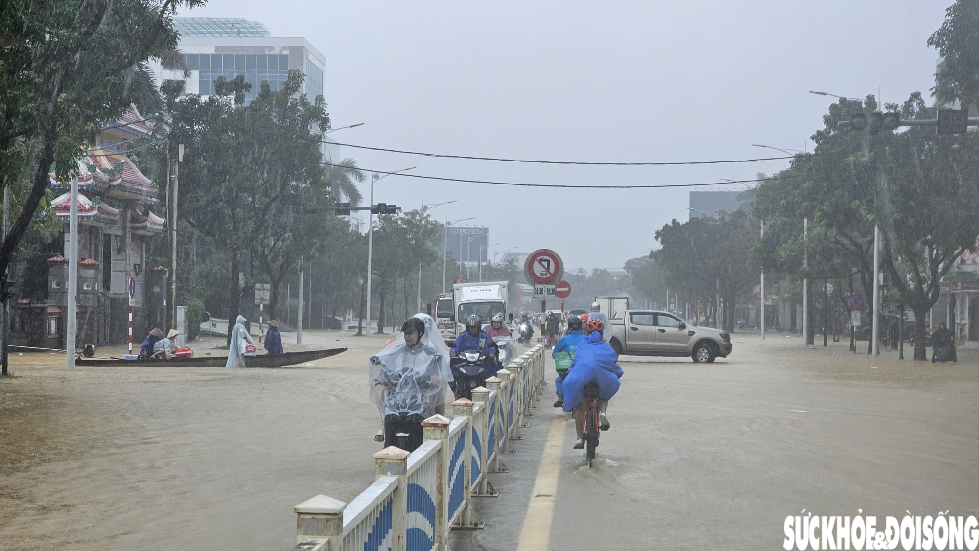 Hàng loạt ô tô, xe máy bị nhấn chìm trong bùn đất, xe cứu hộ 'đắt sô'- Ảnh 1. Hàng loạt ô tô, xe máy bị nhấn chìm trong bùn đất, xe cứu hộ 'đắt sô'- Ảnh 1.