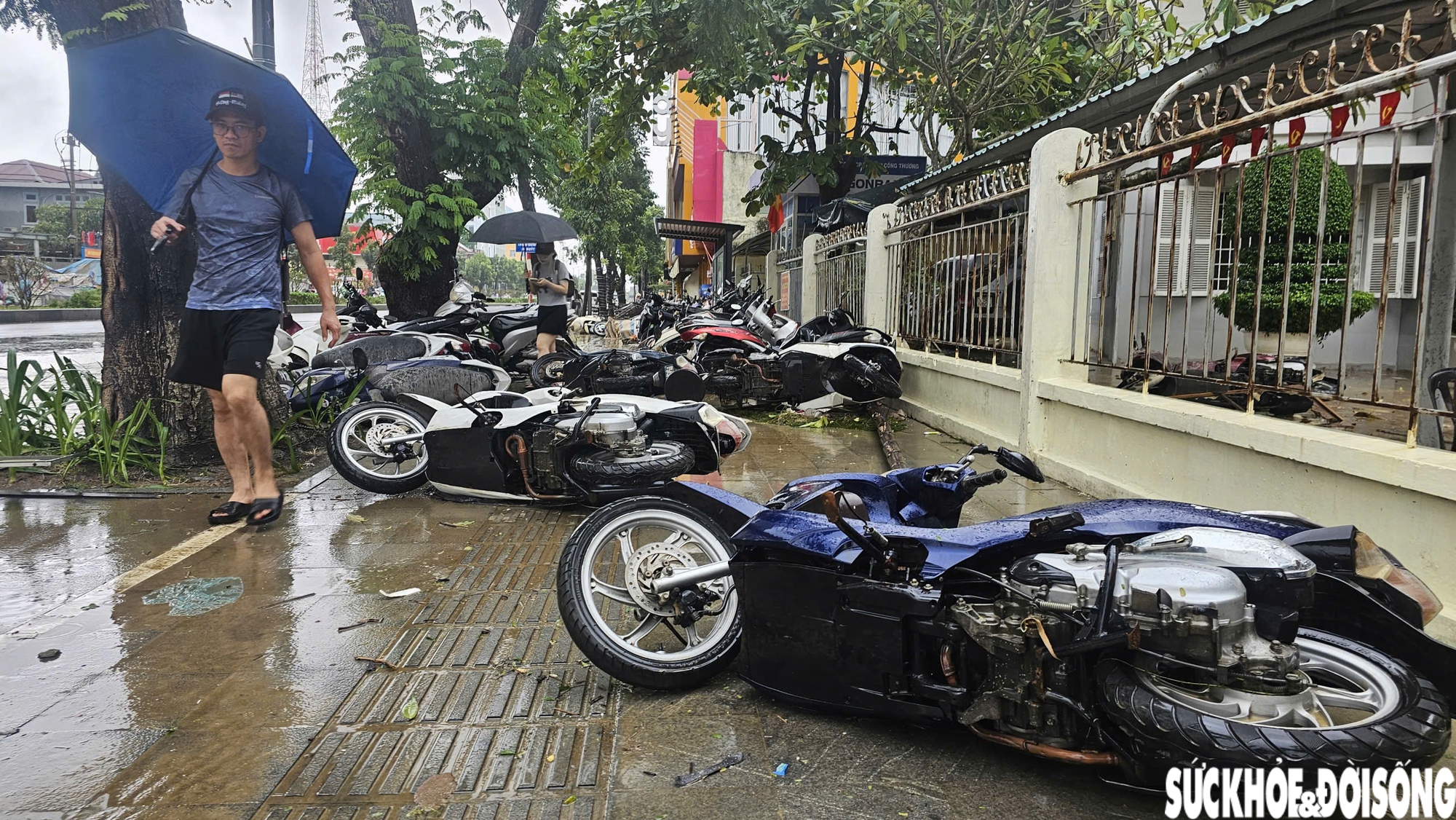 Hàng loạt ô tô, xe máy bị nhấn chìm trong bùn đất, xe cứu hộ 'đắt sô'- Ảnh 2. Hàng loạt ô tô, xe máy bị nhấn chìm trong bùn đất, xe cứu hộ 'đắt sô'- Ảnh 2.